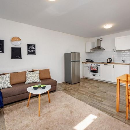 Center House With Apartments Umag Luaran gambar