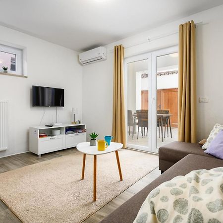 Center House With Apartments Umag Luaran gambar