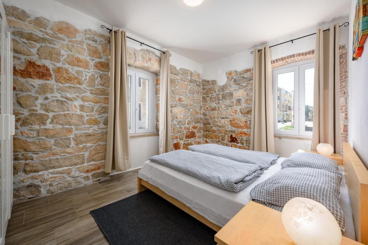 Center House With Apartments Umag Luaran gambar