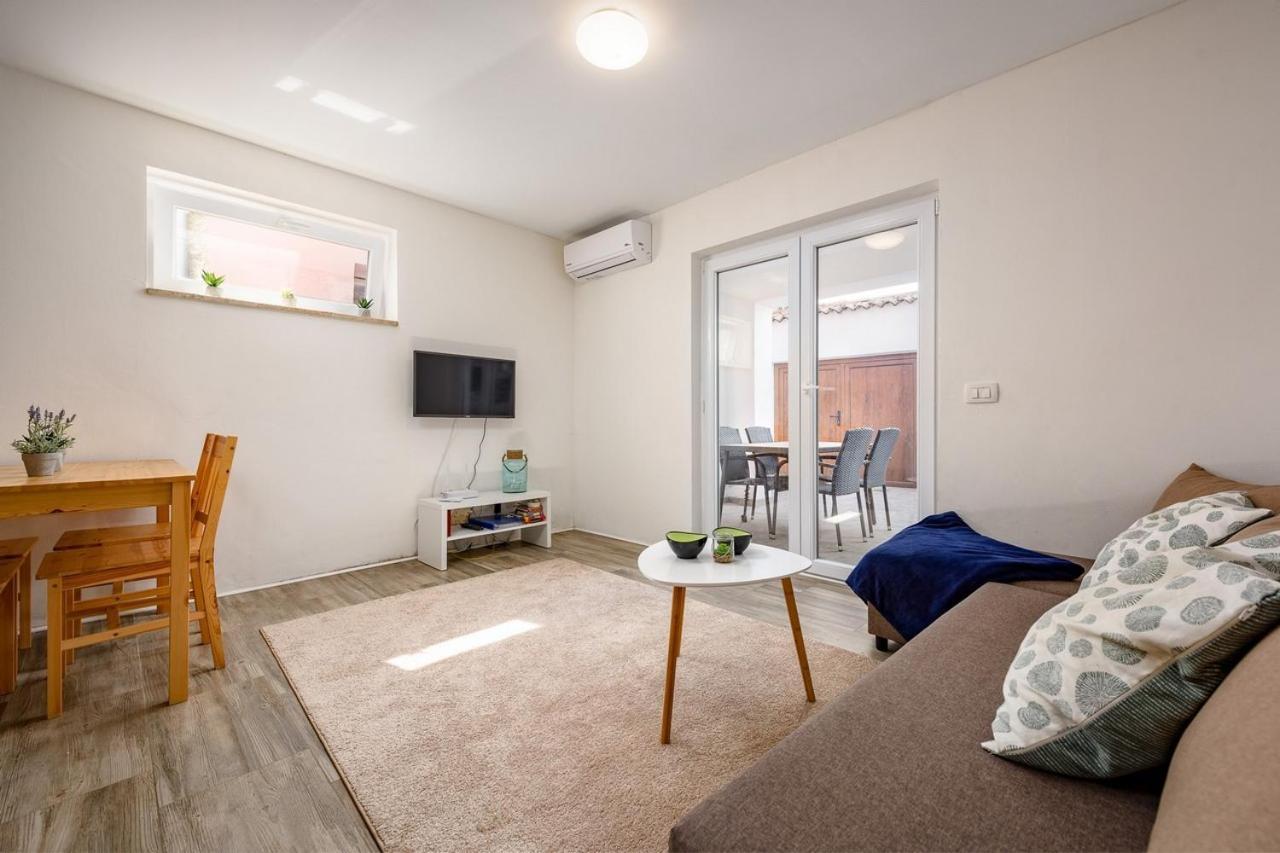 Center House With Apartments Umag Luaran gambar
