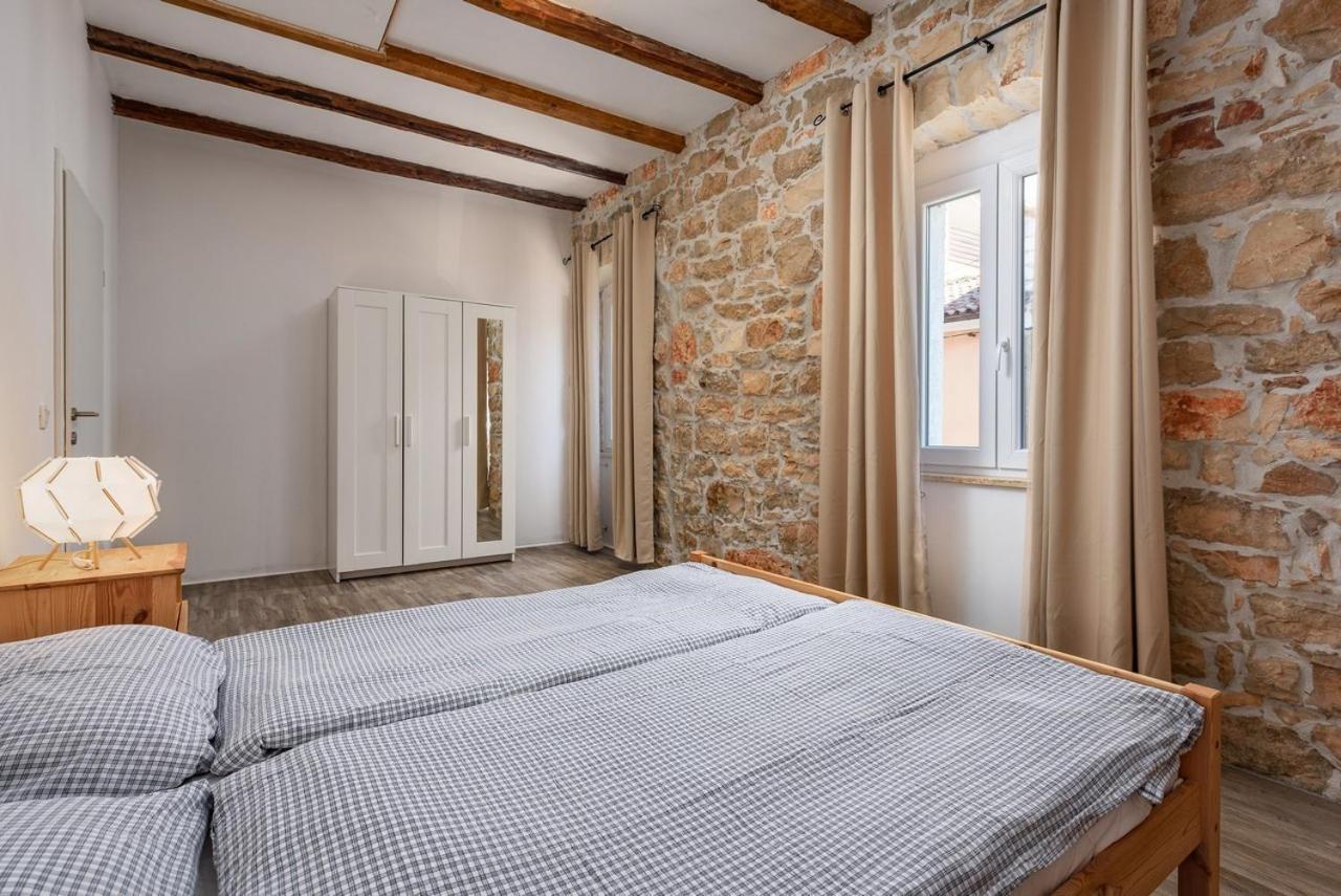 Center House With Apartments Umag Luaran gambar