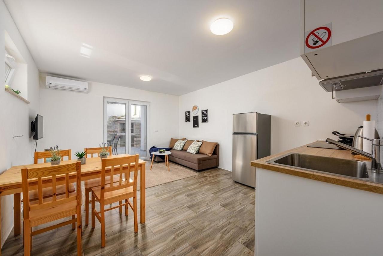 Center House With Apartments Umag Luaran gambar