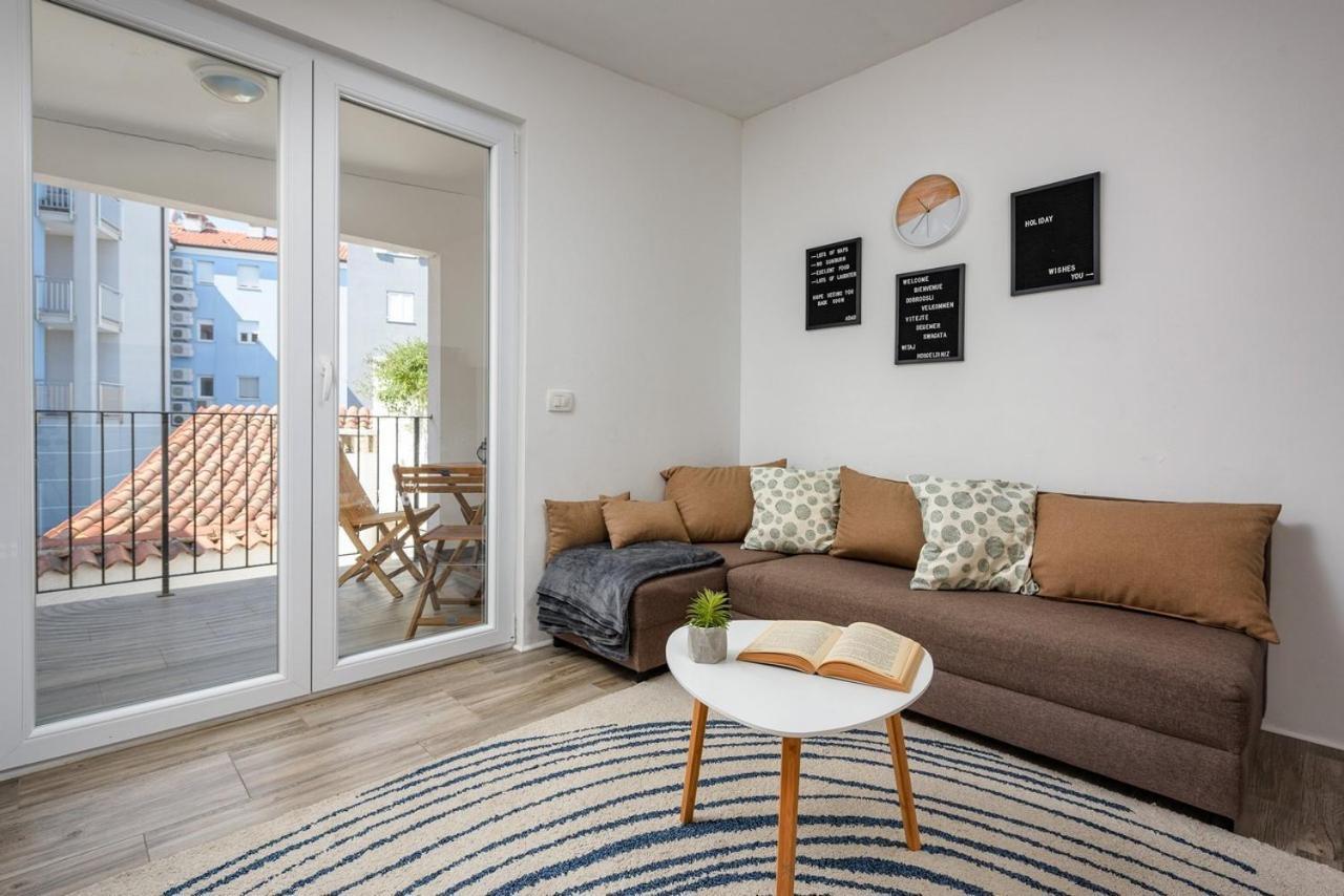 Center House With Apartments Umag Luaran gambar