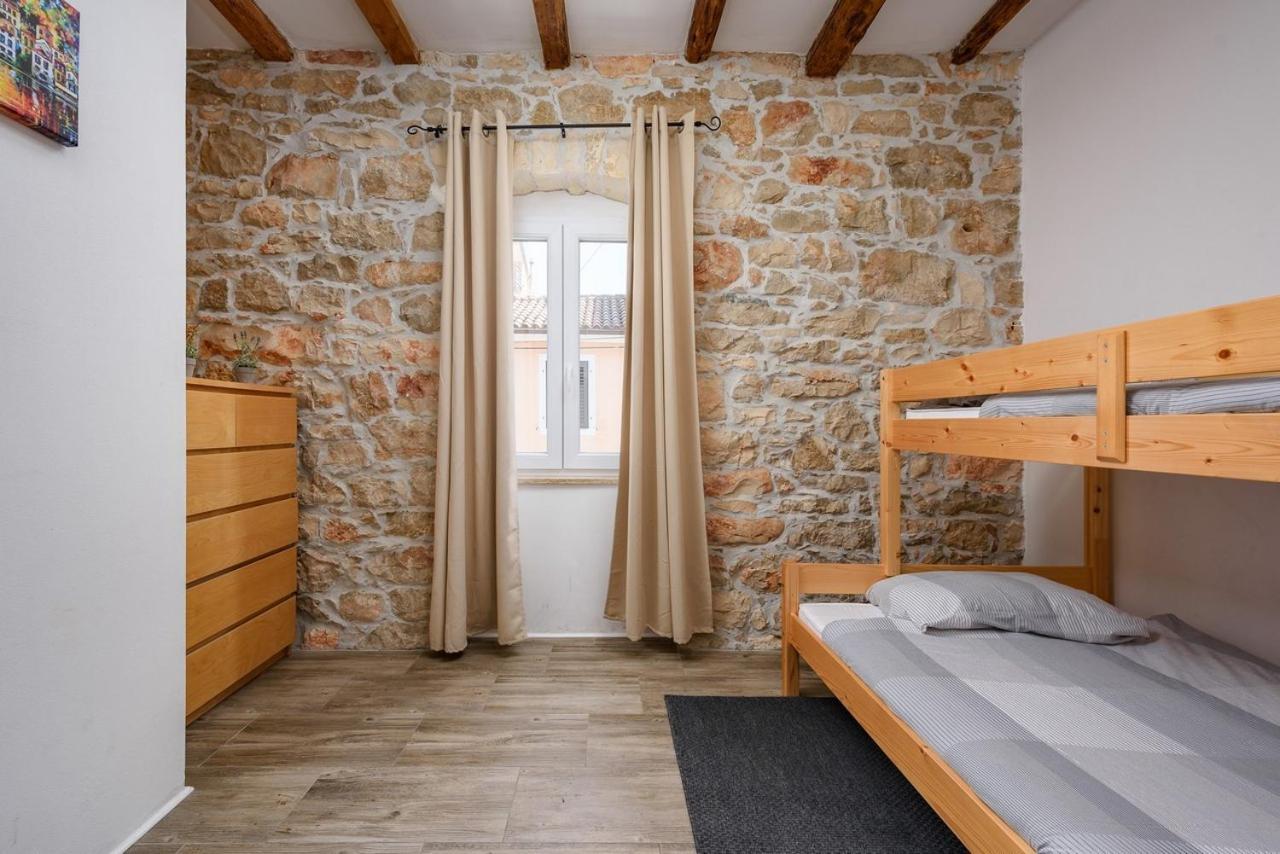 Center House With Apartments Umag Luaran gambar