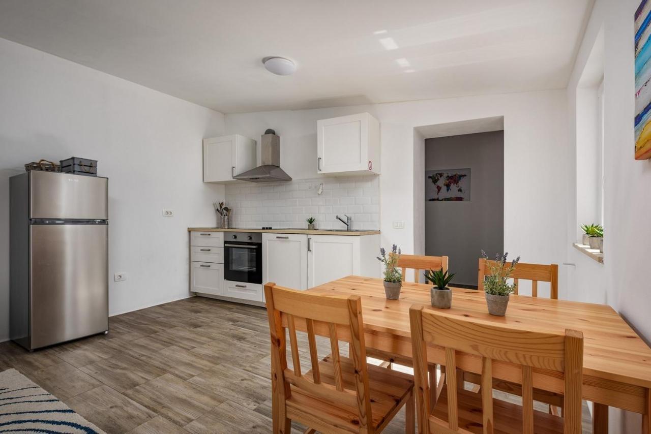 Center House With Apartments Umag Luaran gambar