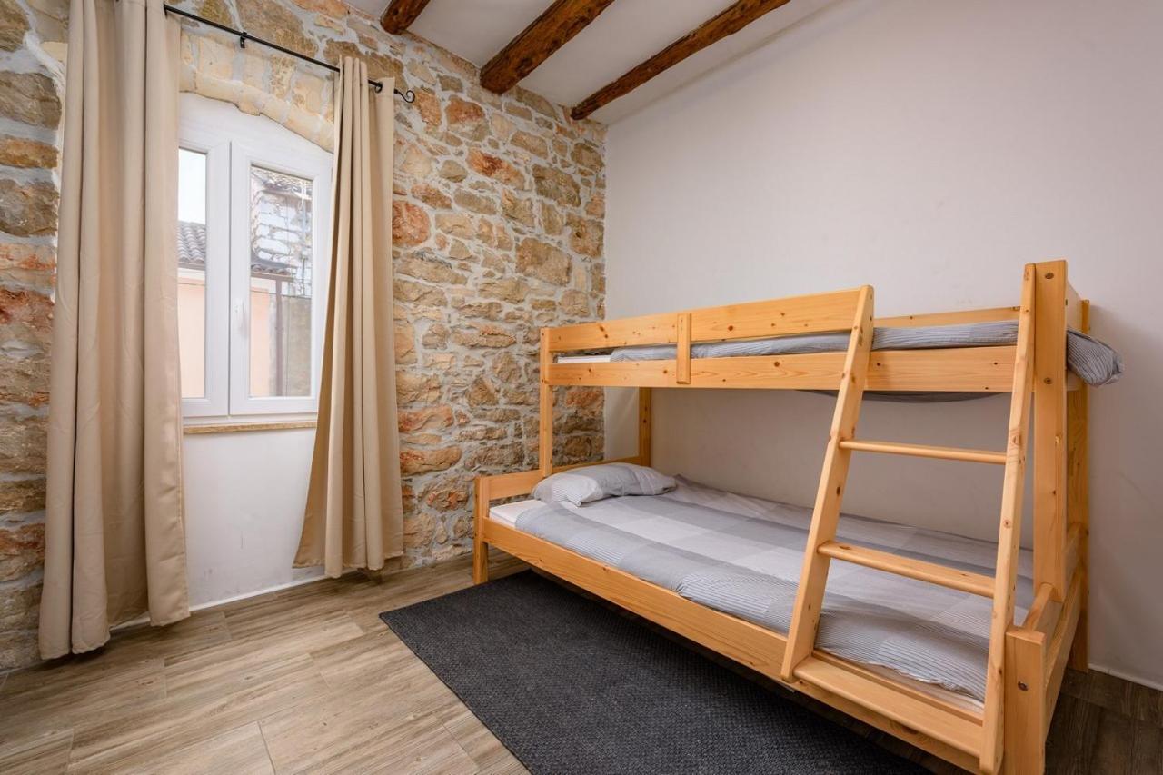 Center House With Apartments Umag Luaran gambar