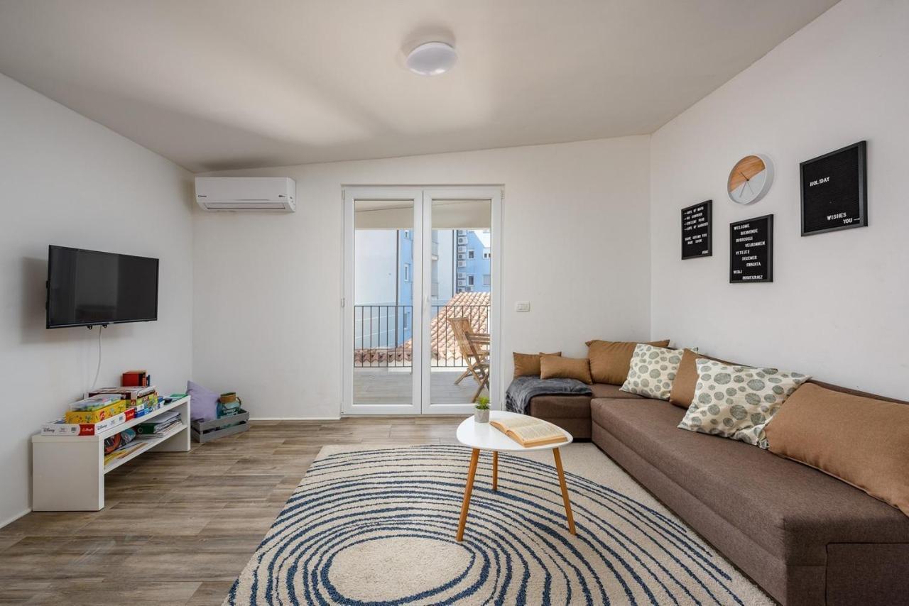 Center House With Apartments Umag Luaran gambar