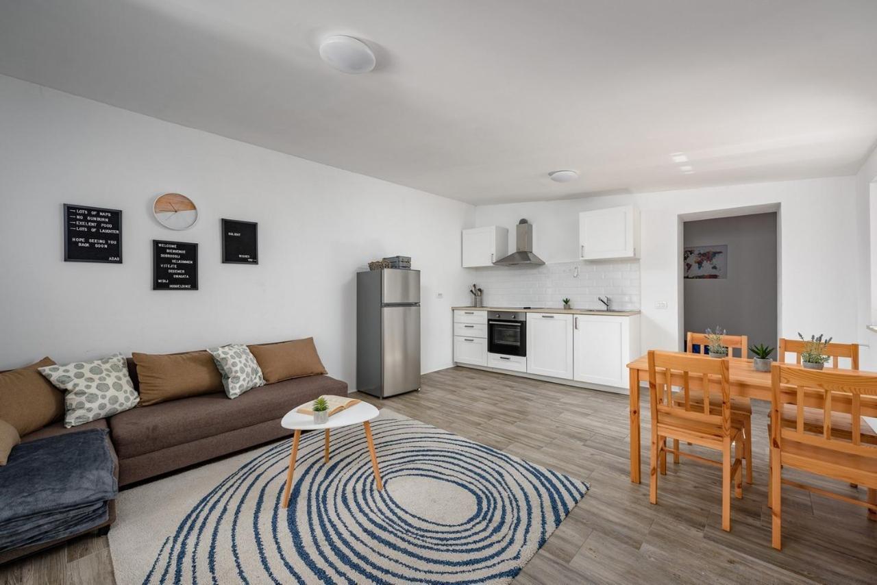 Center House With Apartments Umag Luaran gambar