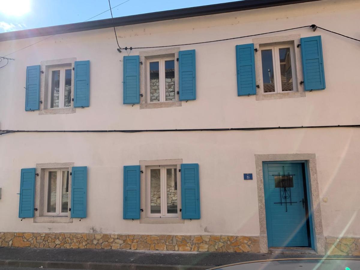 Center House With Apartments Umag Luaran gambar