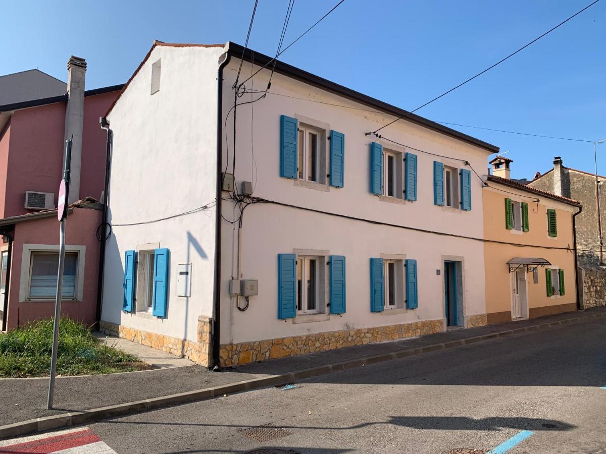 Center House With Apartments Umag Luaran gambar