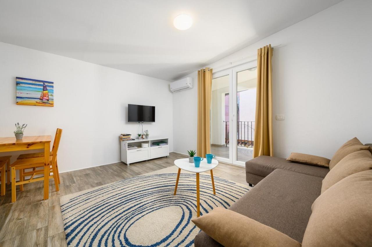 Center House With Apartments Umag Luaran gambar