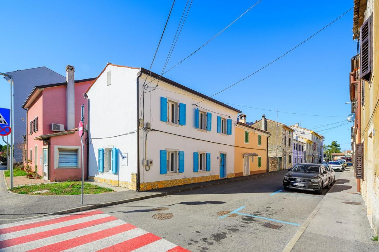 Center House With Apartments Umag Luaran gambar