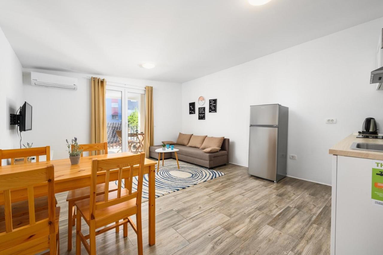 Center House With Apartments Umag Luaran gambar