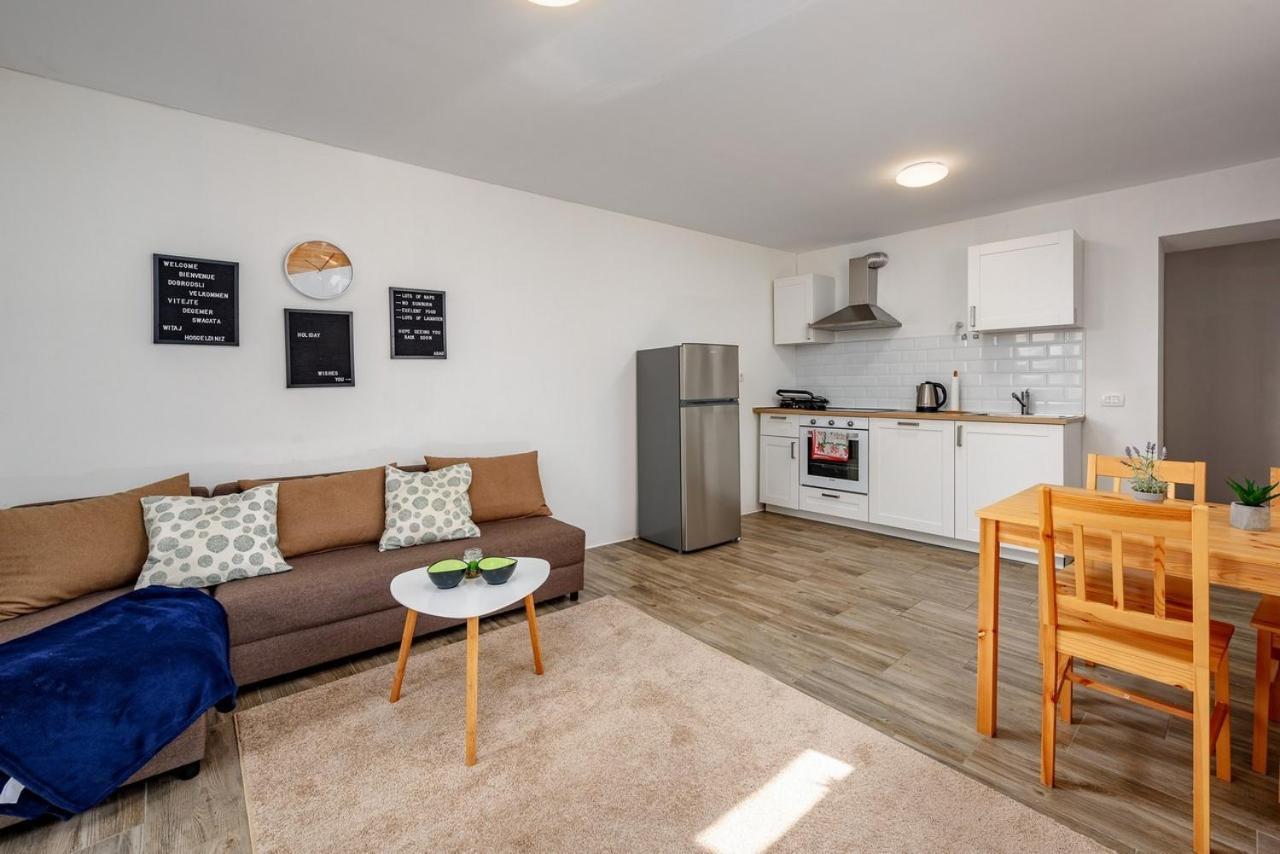 Center House With Apartments Umag Luaran gambar