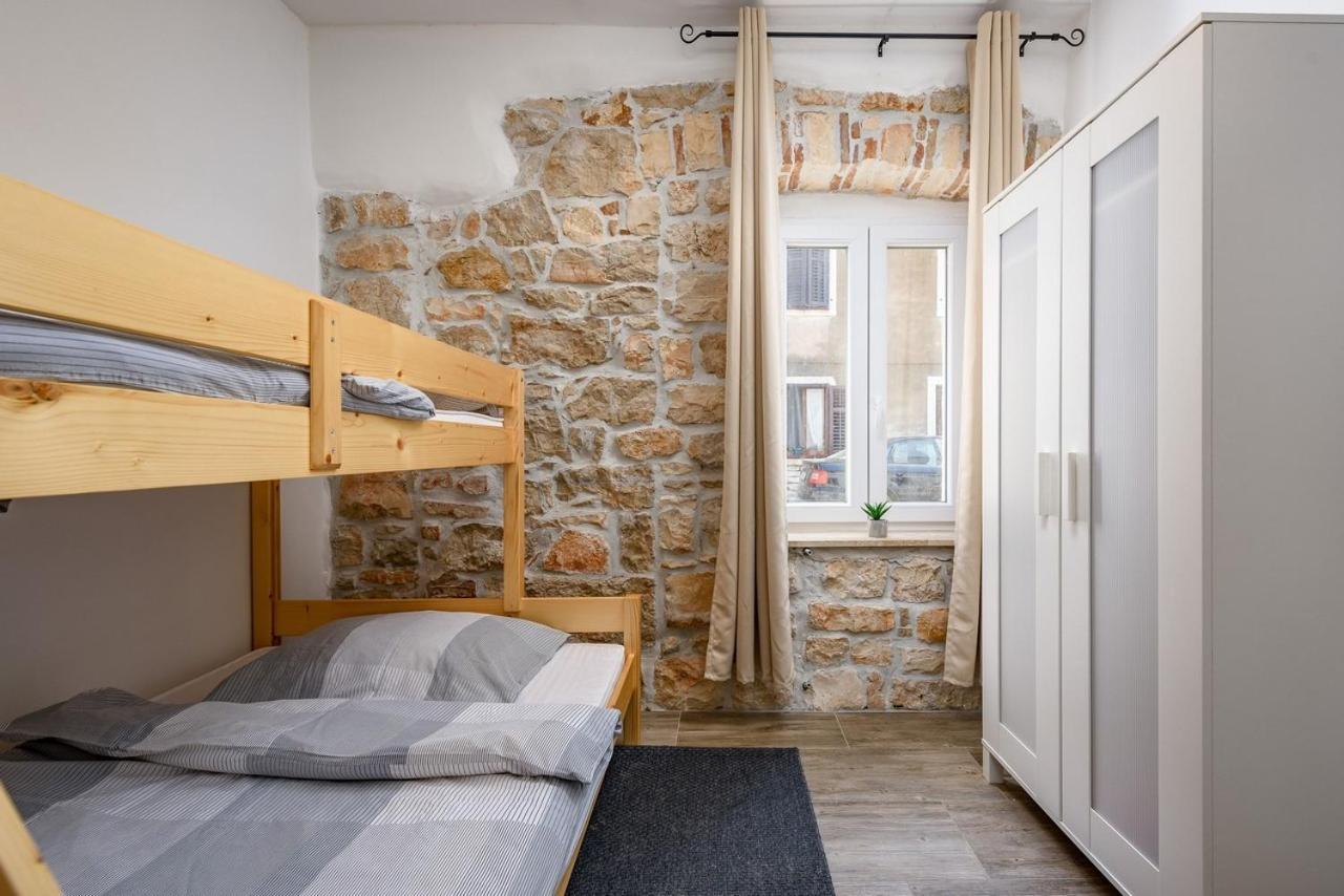 Center House With Apartments Umag Luaran gambar
