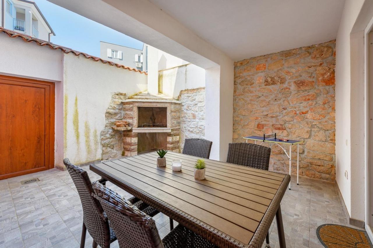 Center House With Apartments Umag Luaran gambar