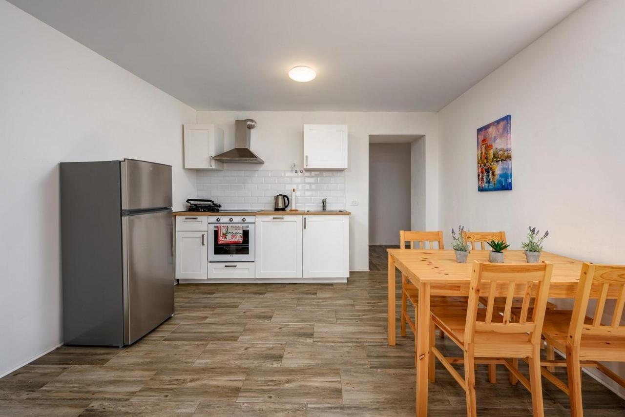 Center House With Apartments Umag Luaran gambar