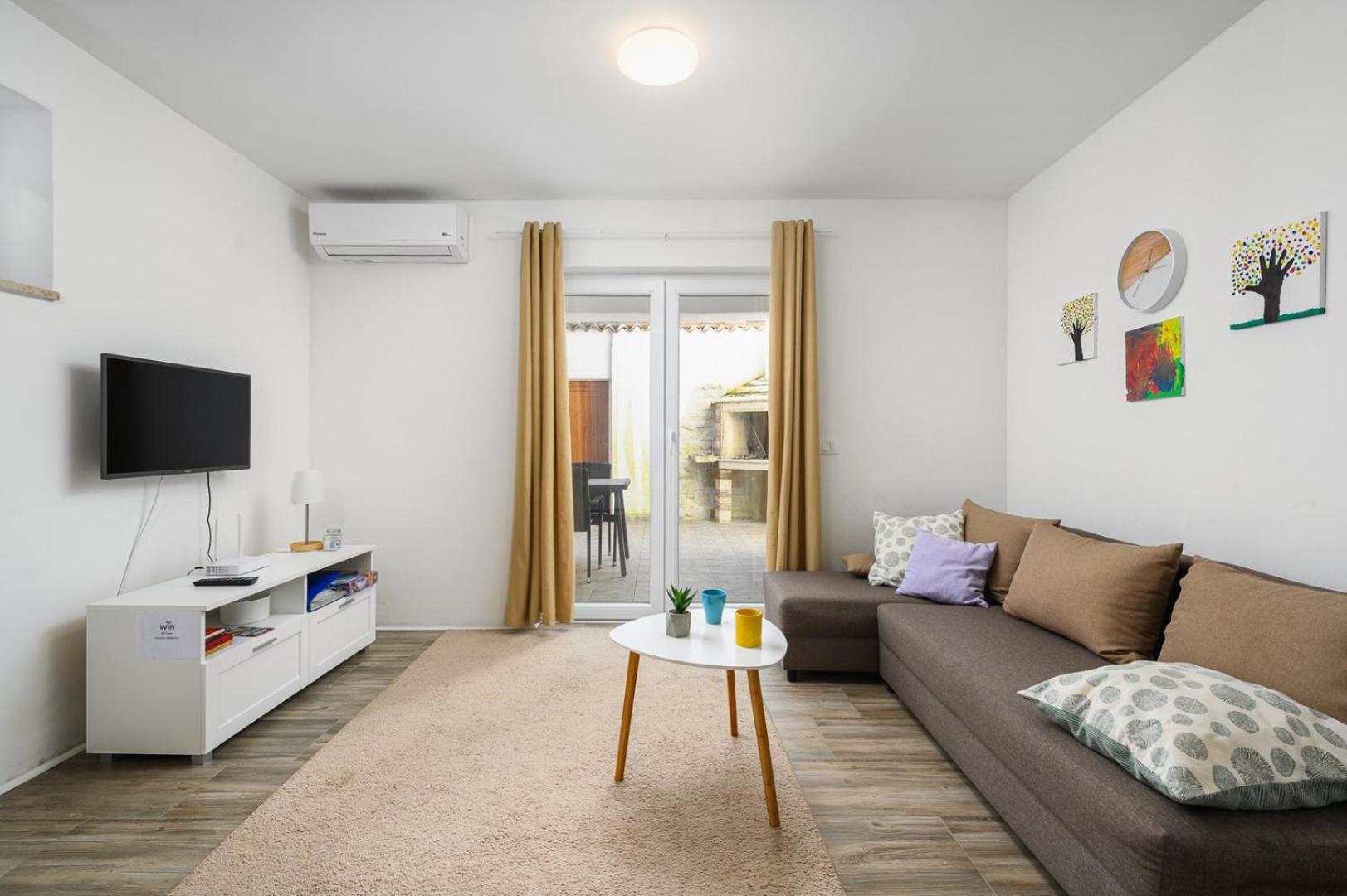 Center House With Apartments Umag Luaran gambar