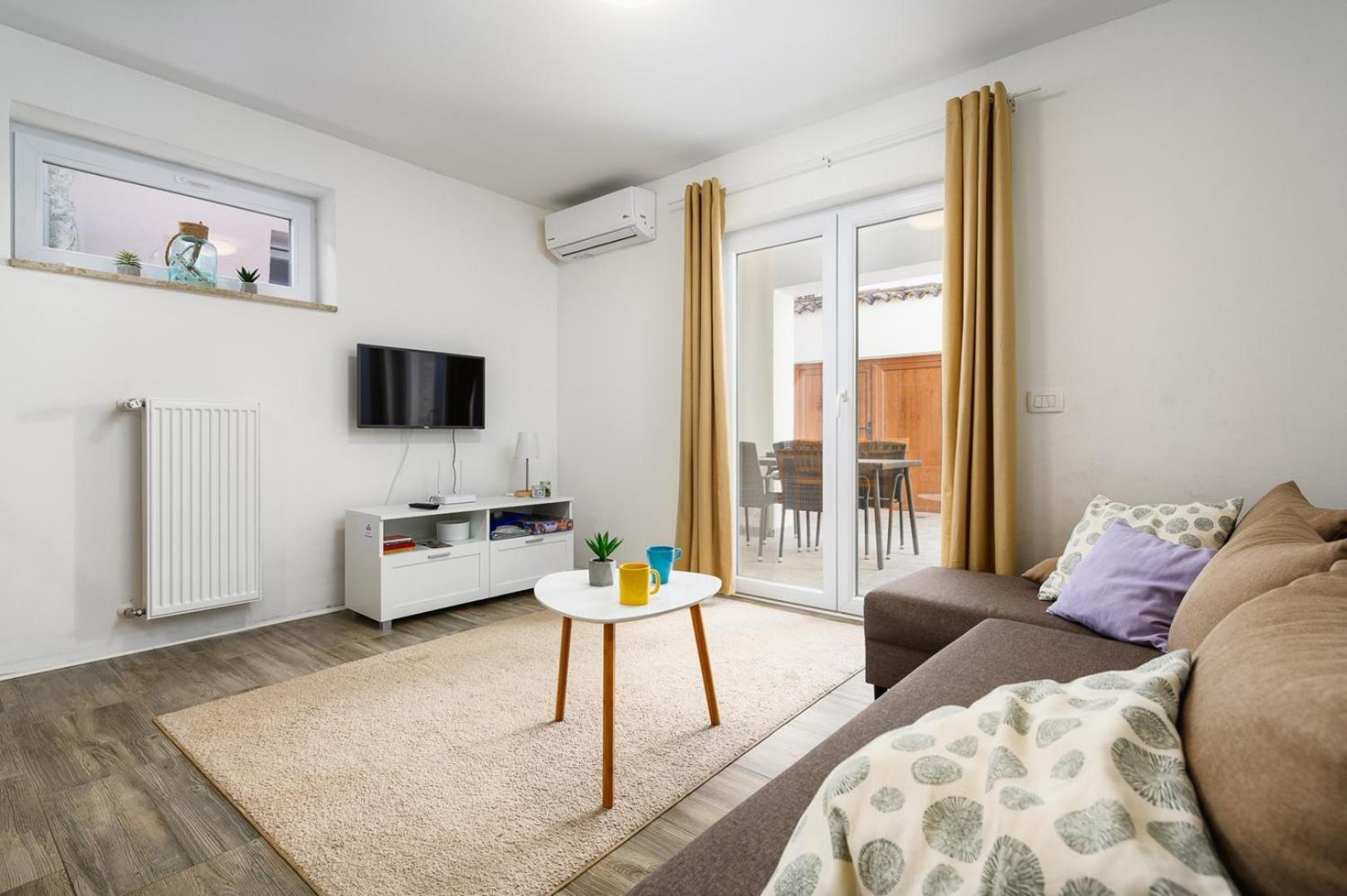 Center House With Apartments Umag Luaran gambar
