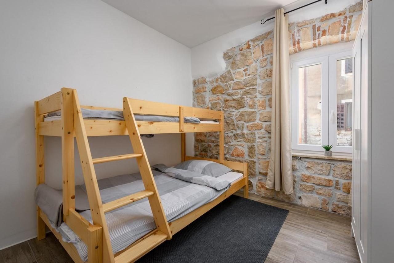 Center House With Apartments Umag Luaran gambar