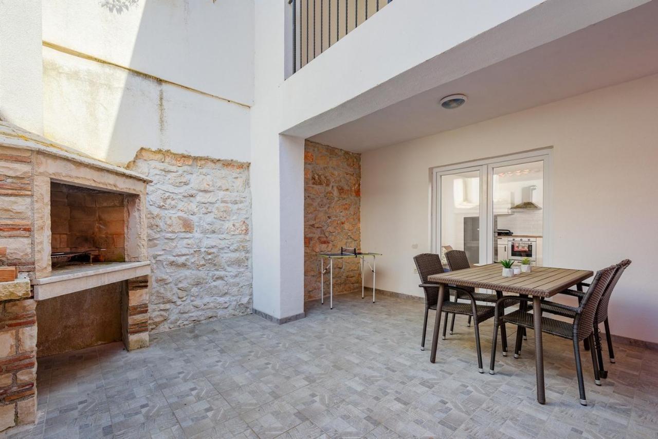 Center House With Apartments Umag Luaran gambar