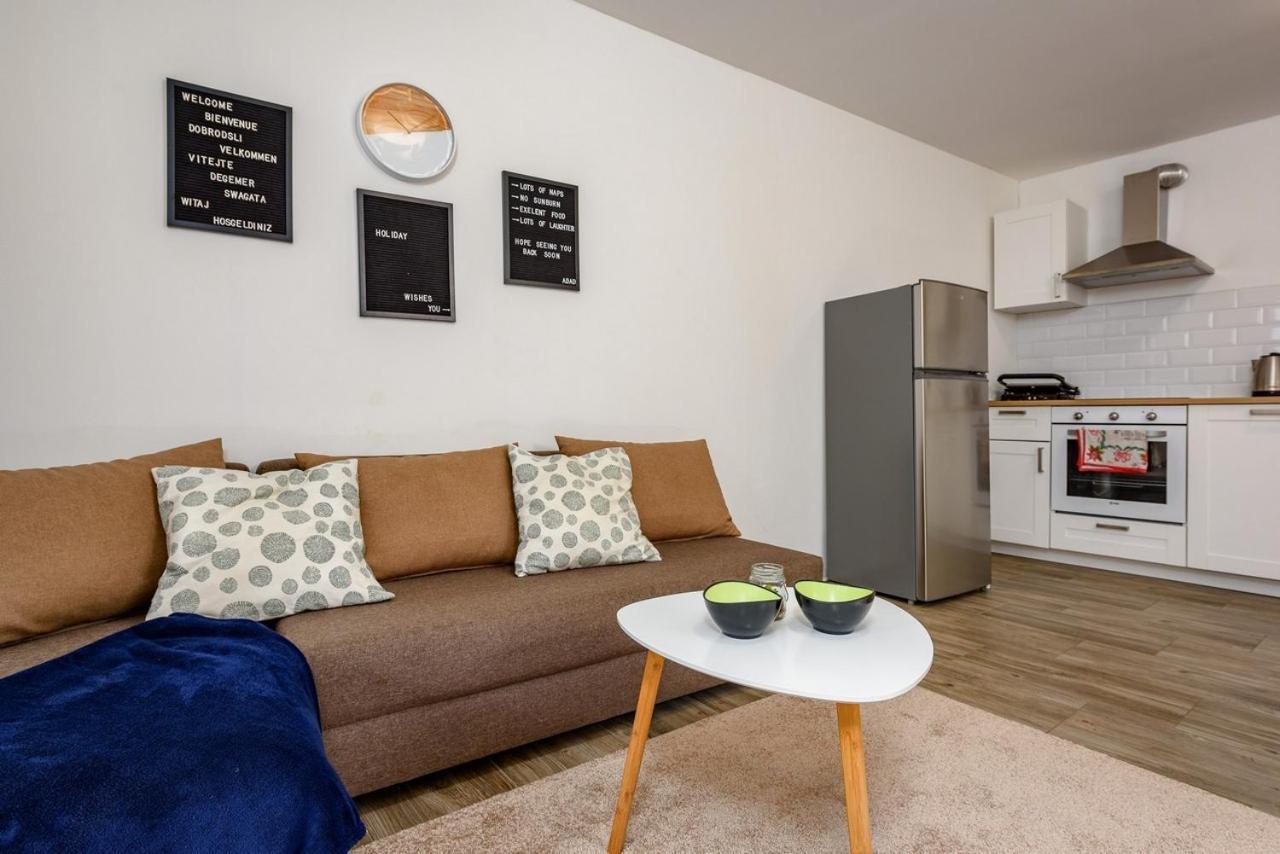Center House With Apartments Umag Luaran gambar